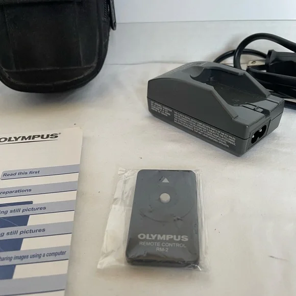 Olympus 4.0 Megapixel Silver and Gold Camera - Picture 7 of 9